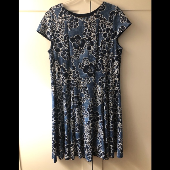 Soft and feminine popover puff print dress. 🌷 - Picture 2 of 5